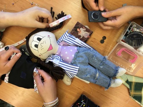 Účastníme se soutěže  „ Vyrob panenku – symbol účastníka stáže ERASMUS+“
