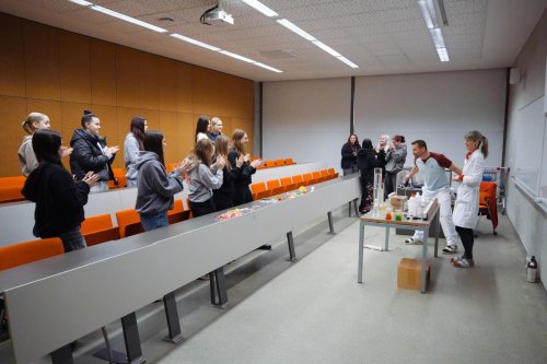 Tematická exkurze: Chemie pro obor kosmetické služby – návštěva UTB 10  