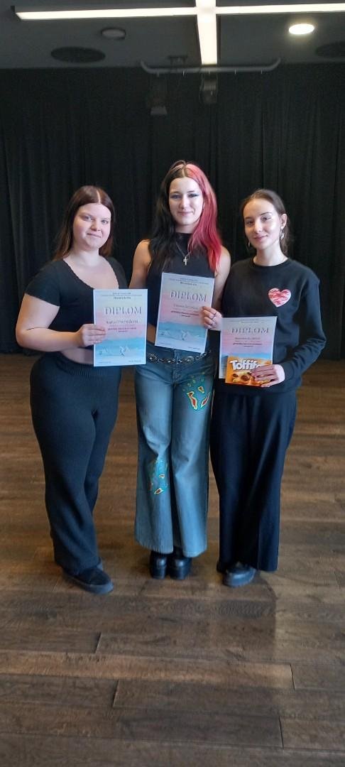 Wolkerův Prostějov – všechny tři naše recitátorky postupují do krajského kola 1  